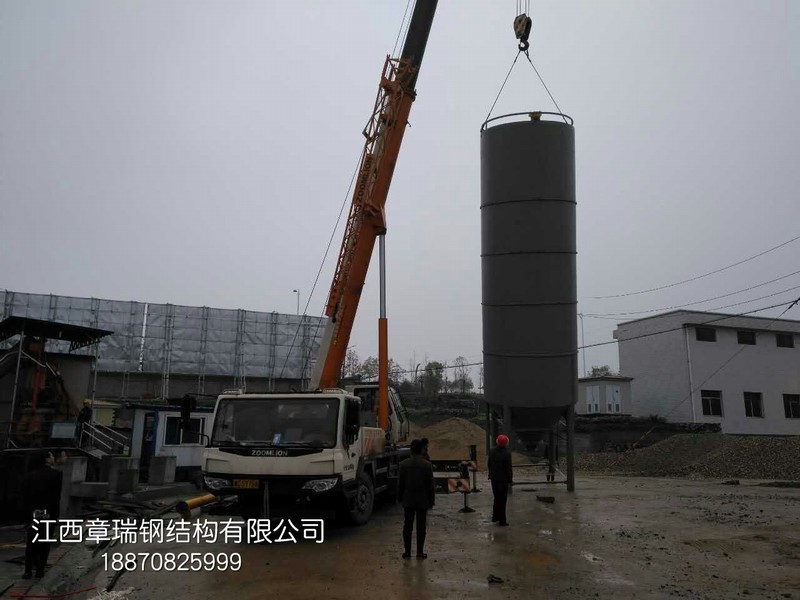永新县海螺水泥用户现场吊装80T水泥罐